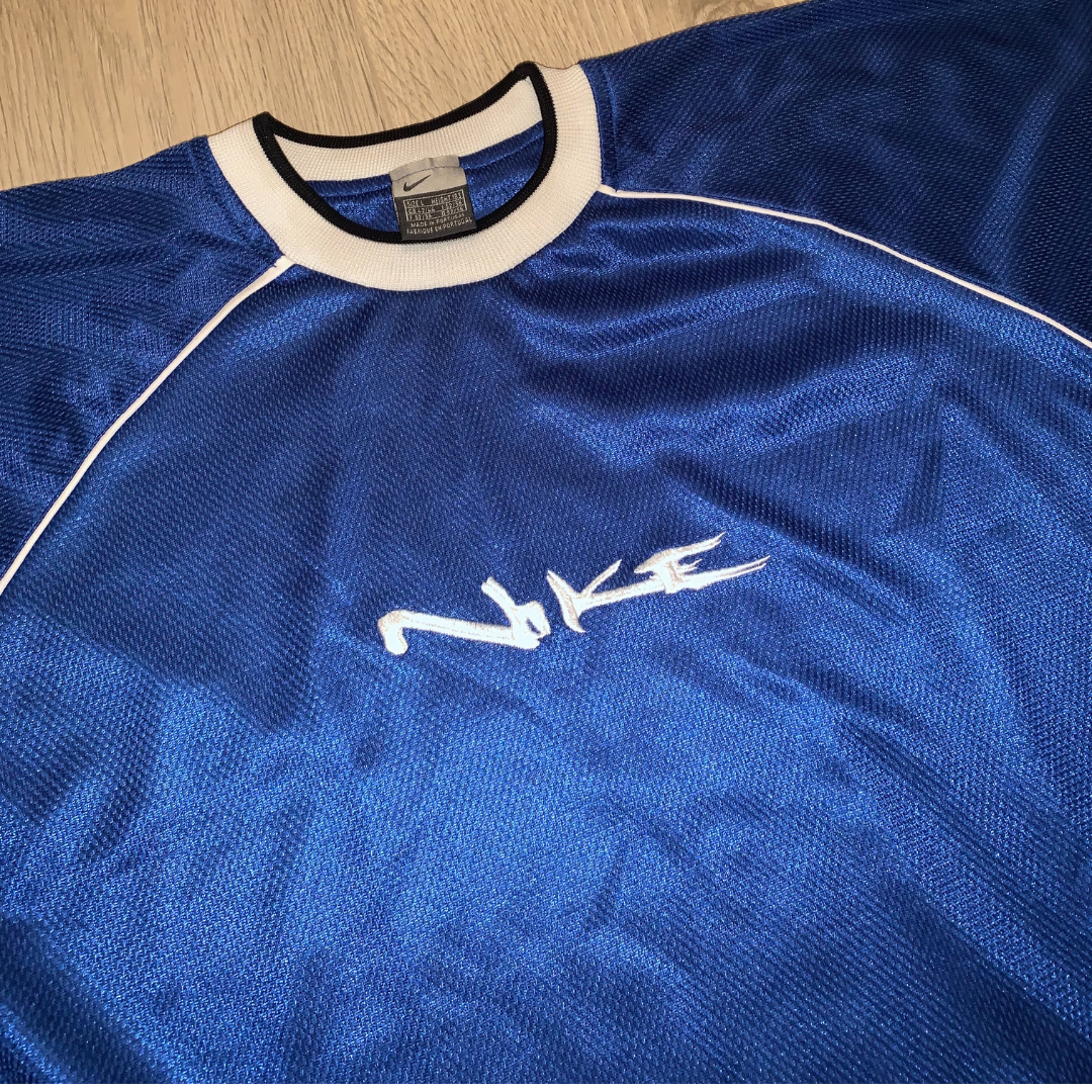 Nike 90s Logo T-Shirt (Large) - KITLAUNCH